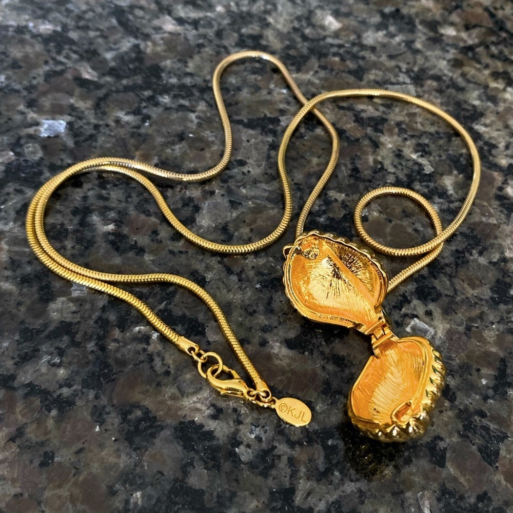 ♻️SOLD♻️ - Vintage Kenneth Jay Lane Clam shell locket necklace - Picture 5 of 6